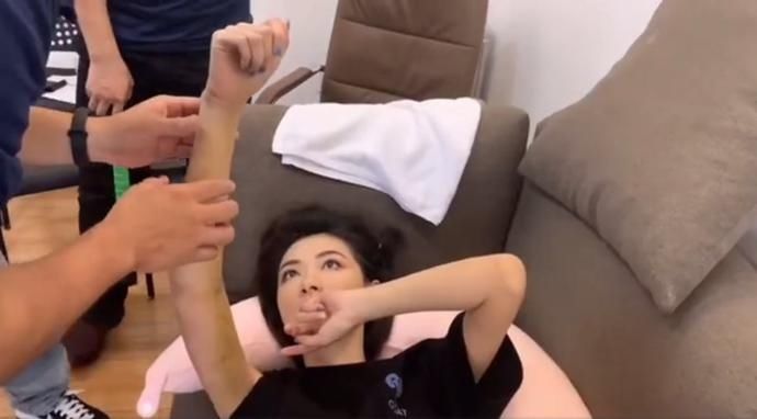  承受|工作室发视频透露万茜的复健之苦，原来茜茜子独自承受了这么多