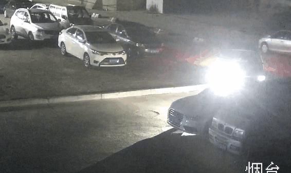 两辆车|宝马“骑”上路牙石车伤了,女司机一怒之下把旁边两辆车全划了