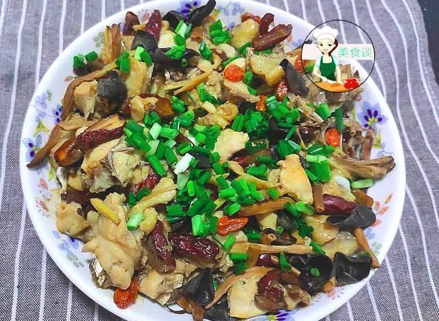 好吃|木耳跟此菜是绝配,蒸一蒸就好,营养好吃不上火,常吃提高免疫力