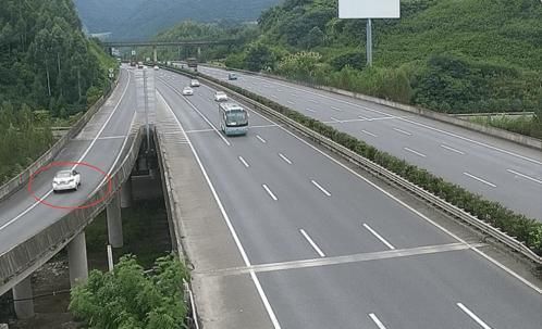  驾驶|高速路上你“逆行”我“倒车” 好兄弟双双被记12分