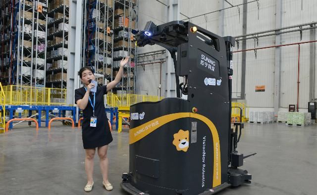  花物流基地的5G无人|5G无人叉车助力智慧物流 实现24小时作业