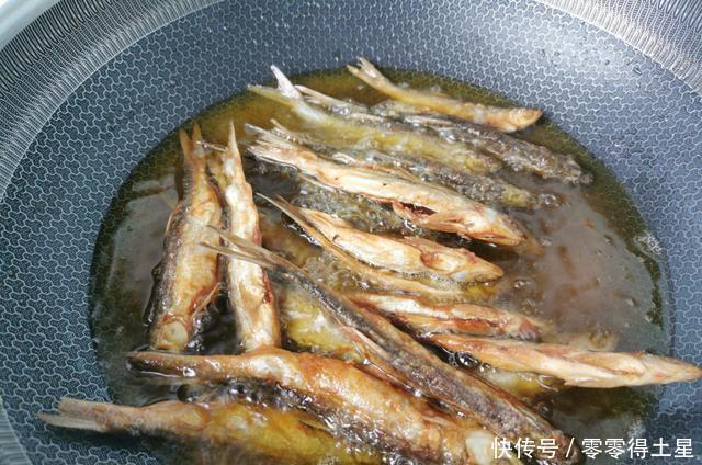  连刺|白条鱼怎么做好吃分享农村家常做法，焦香酥脆，连刺都能吃