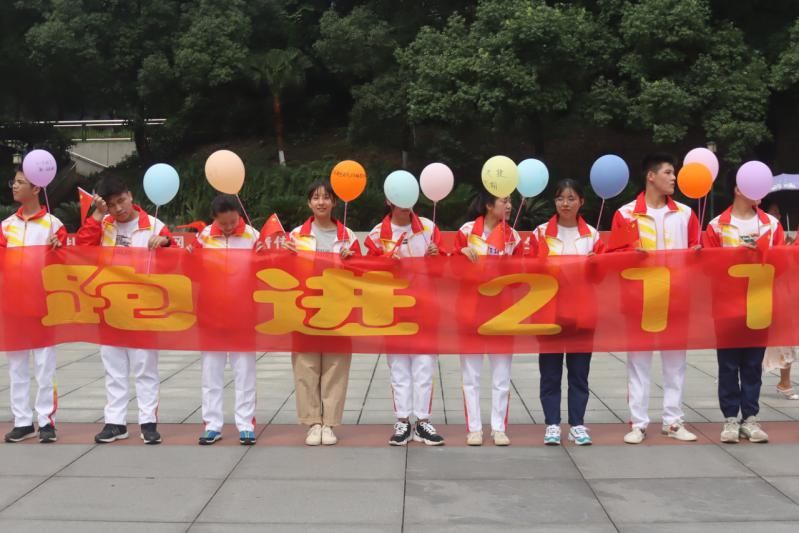  送考|乘风破浪高考日 盘点常德市二中爱心送考的那些美好画面！