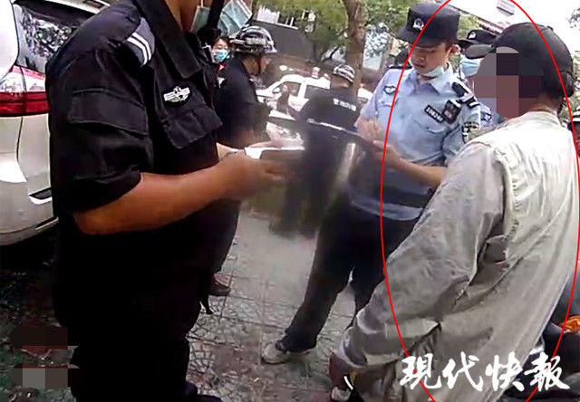 热心群众|六旬老汉公交车上伸“咸猪手”，被一群乘客截住