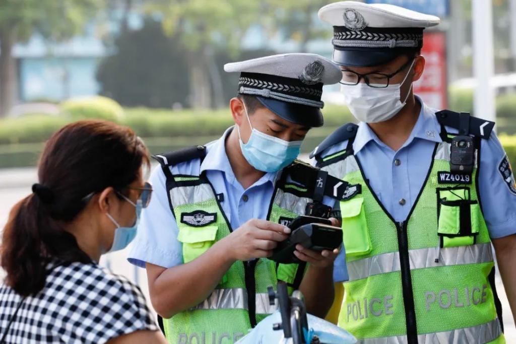 车占用机动车道行驶|美丽海沧，只因这些摆渡人在默默坚守...