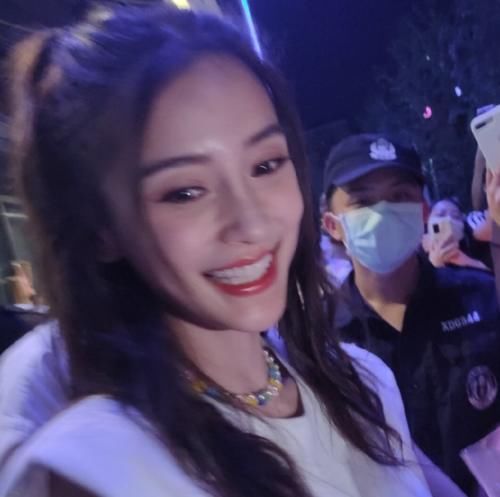 粉丝|baby给粉丝买奶茶,网友无美颜随手一拍,这模样哪像是31岁?