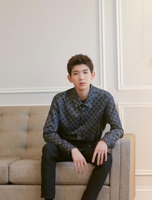 放荡不羁|王源开始“叛逆”了，一头蓝发放荡不羁，V领衬衫真“禁欲”