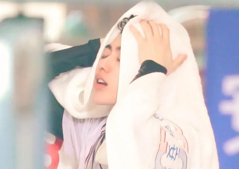  不少人|蔡徐坤《跑男》下水，“脱妆”截图照火了，这脸确定有21岁？