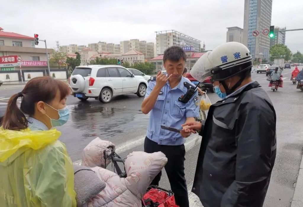  电动|一致好评丨招远交警冒雨走上街头帮电动自行车上牌!