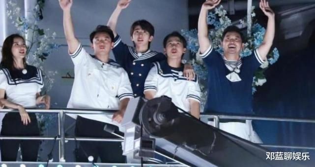  郑恺|郑恺地铁被人偶遇玩手游！镜头放大十倍后，网友都沉默了！