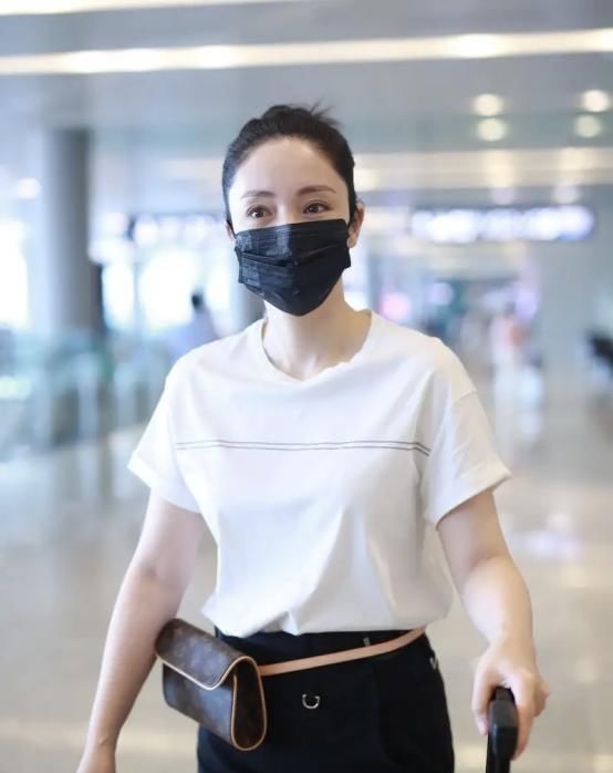 黑白|董璇私下穿搭挺随性,一身黑白组合装简洁清爽,这状态真是没得说