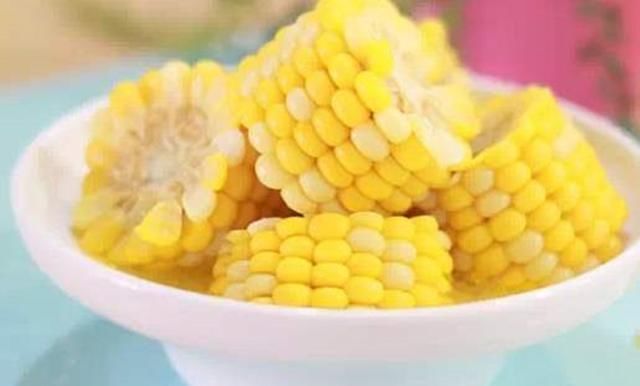  东西|煮玉米时，只放清水是错的多加2样东西，玉米软糯香甜，收藏了