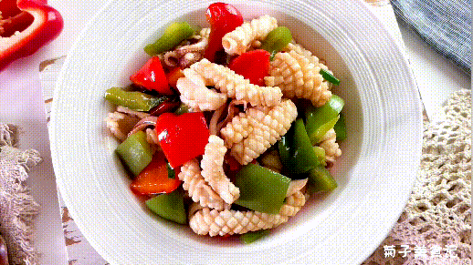 辣椒|炒鱿鱼如何做的脆爽开胃？注意焯水切花刀爆炒这三点，全家都爱吃