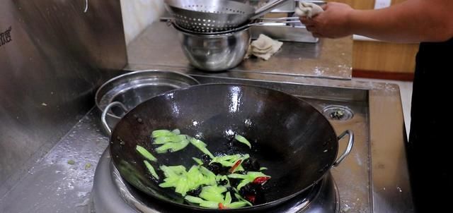  减肥餐|清脆爽口的家常小炒，多吃不长肉，2分钟炒一盘的减肥餐