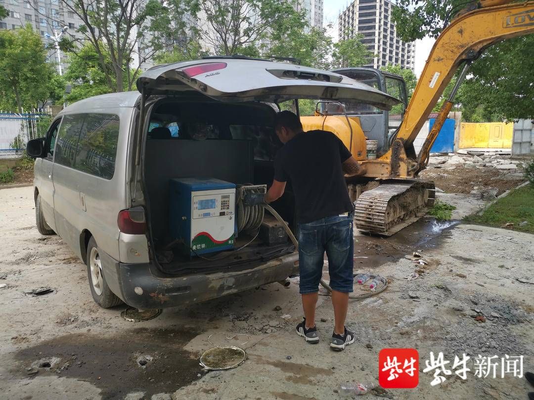  挖掘机|面包车变身“流动炸弹”给挖掘机加油，被民警抓个正着