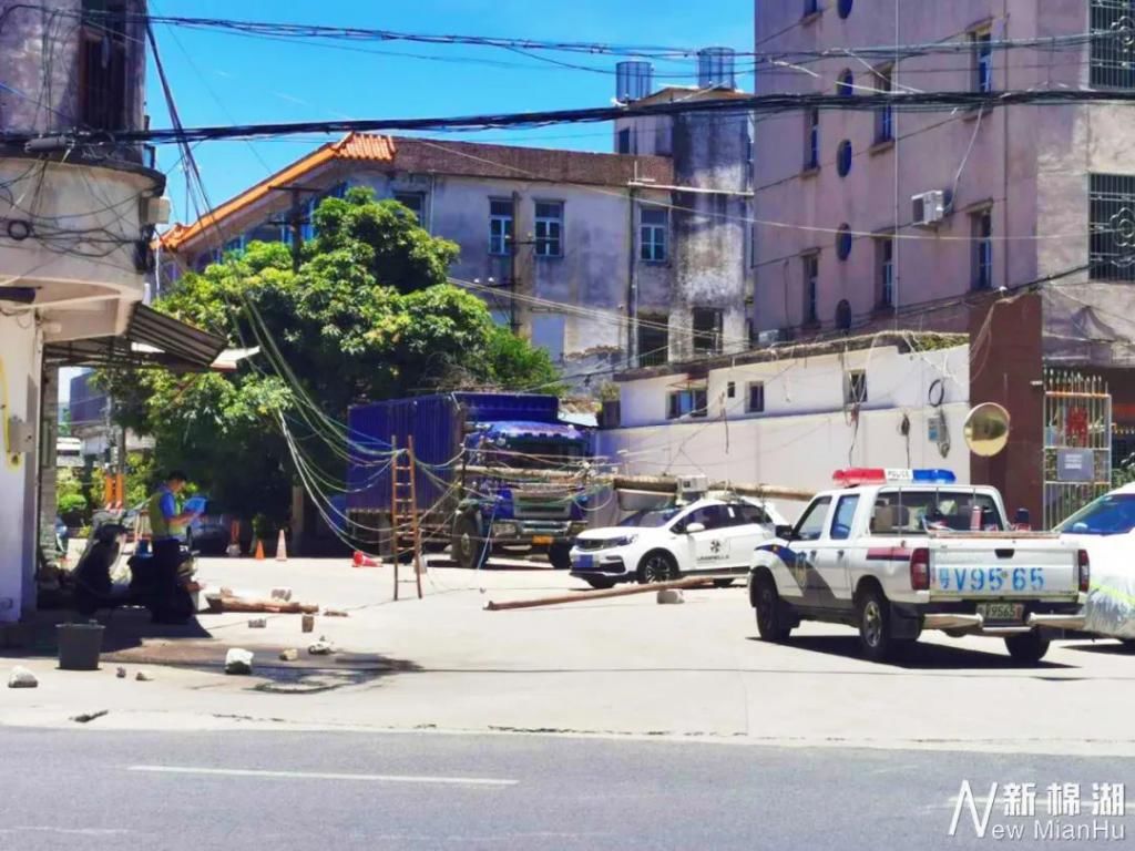  倒下|惊险！揭西一电线杆忽然倒下，压到小车……