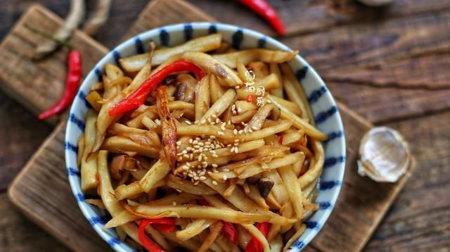  夏天|夏天，我家常吃这碱性食物，素炒花不了几块钱，佐粥拌饭都合适