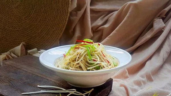  香油|美食精选：家味宫保鸡，凉拌绿豆芽，生煎包，鱼香豆腐的做法