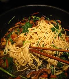 朋友|炒面时别直接下锅,多做一个步骤,面条不粘更有嚼劲,一盆不够吃