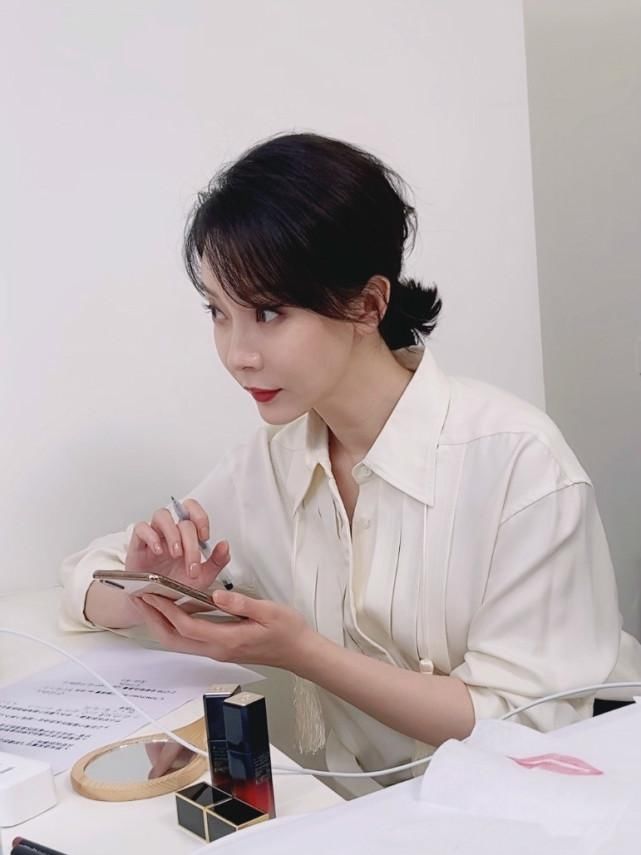  面料|见过世面的女人都咋穿衬衫？看看43岁的陈数就知道了，气质又减龄