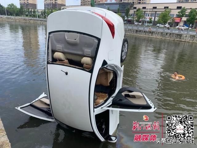  有人|突发！荆门一男子驾车冲入湖中，车上载着母亲！紧急关头，有人跳湖救人