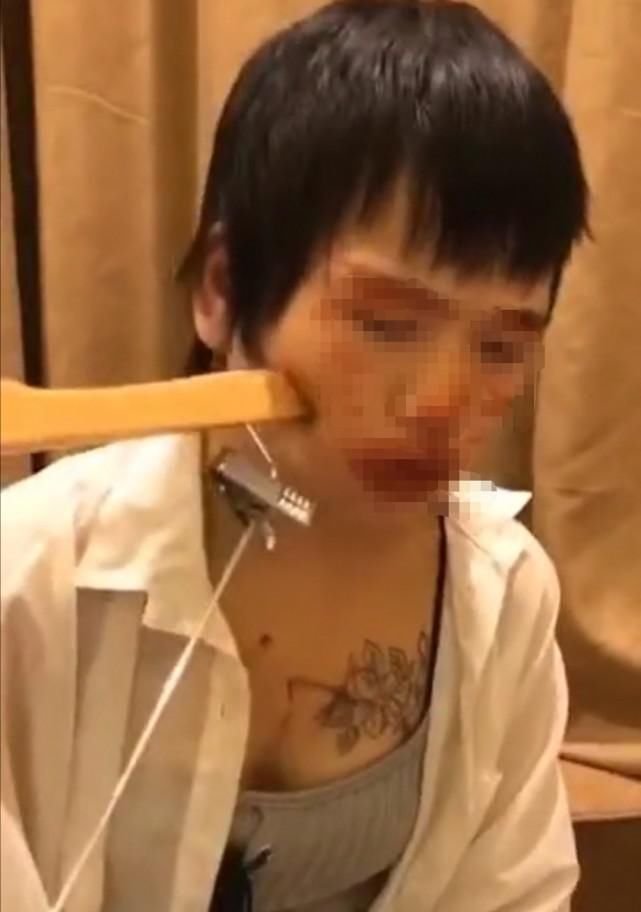 抽打|少女惨遭三名女生凌辱，逼其脱光后用鞋和衣架抽打，被打成香肠嘴