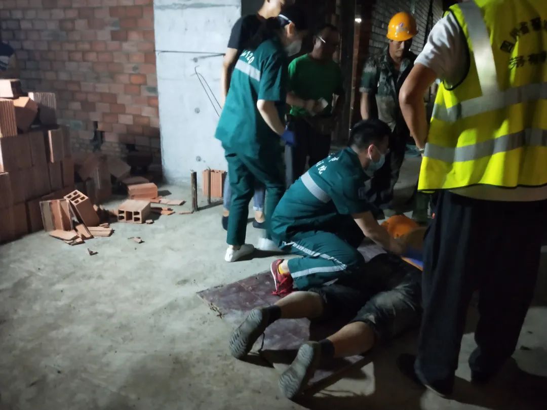  人员|小心！男子从高新区一工地2楼踩空坠下，导致腰椎骨折