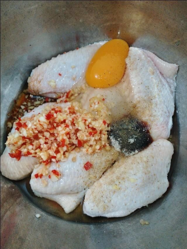  好吃|炸鸡翅这样做金黄酥脆，鲜嫩多汁，十分入味，比外面买的好吃