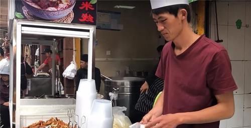 摆摊|90后帅小伙摆摊卖“红火”小吃,1斤30元不讲价,女顾客每天抢着买