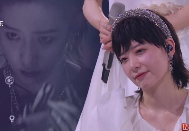  浪姐|同是穿婚纱亮相《浪姐》总决赛：金晨绝美，李斯丹妮却暴露了短板