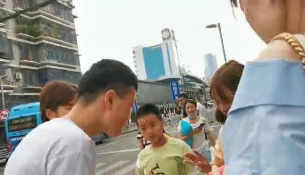  当事人|贵阳一男孩骑车撞倒女子买药鞠躬道歉，当事人不责怪，网友称赞