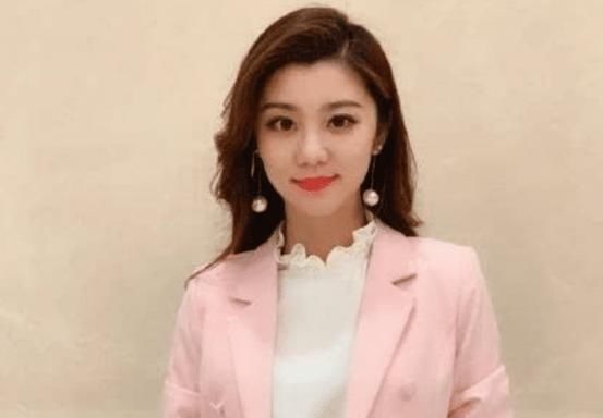  宝藏|本以为王牌女郎“费费”只是主持人，得知另一身份后，果真是宝藏女孩