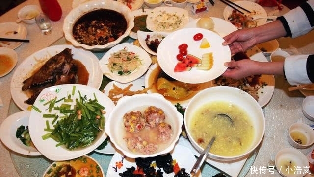  吃不完的菜|为什么饭店服务员不敢吃客人剩下的菜？看完才明白其背后原因