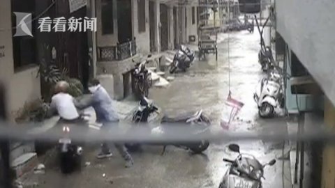  当街|印度两歹徒当街抢小孩 母亲飞身一把夺回4岁孩子