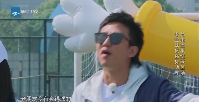  主动|跑男史上“最得宠”女嘉宾，被邓超主动牵手，baby都只能靠边站