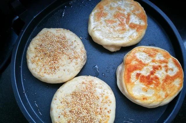 面粉|想吃烧饼不用买,没有烤箱也能做,煎一煎凉了也不发硬