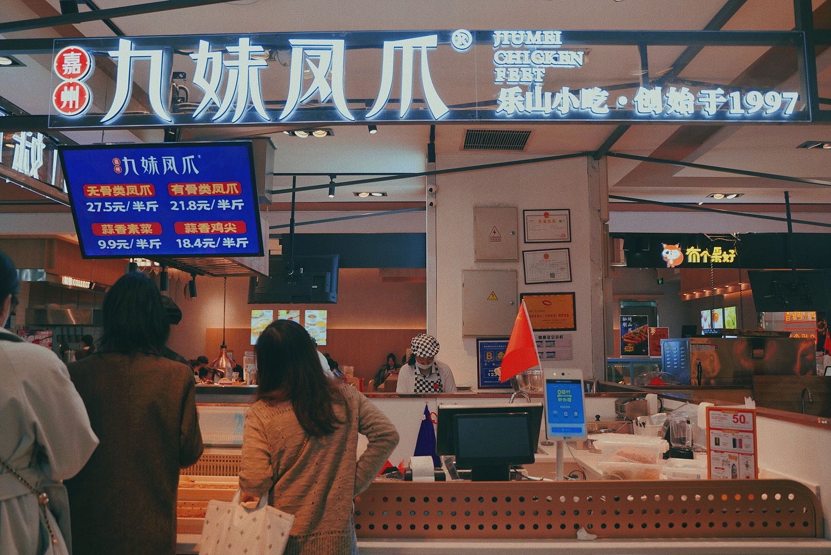 商场里|美食打卡攻略!每一个美食聚集地,都种满了成都人