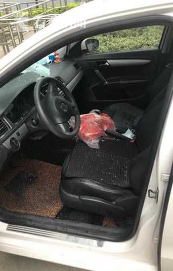 从天而降|冻牛肉从天而降 车玻璃被砸找谁索赔?