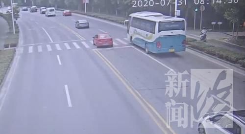  摄像头|晕！沪一对小情侣气炸了，合租房内发现针孔摄像头正对着床…