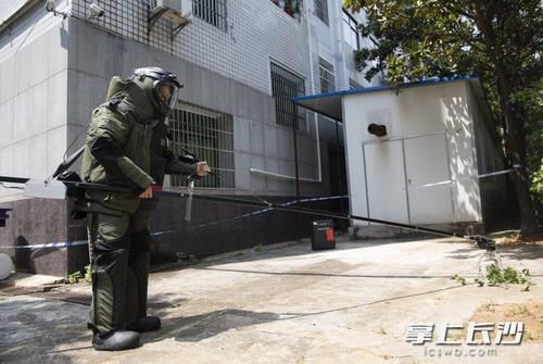  移除|排爆民警身穿70斤“铠甲”，顶着高温移除“爆炸物”