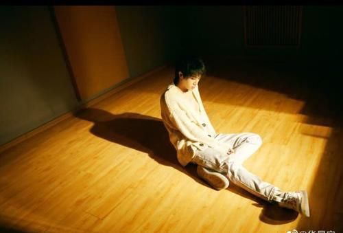  首歌|为她唱歌，偷偷去看她，让华晨宇念念不忘的女孩原来是这个样子