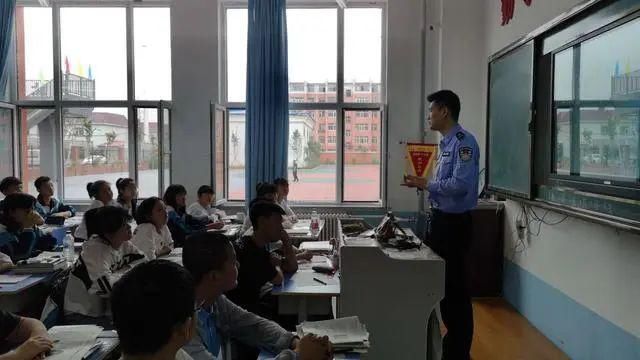  暑期|关注暑期交通安全 | 小城里第一座过街天桥……确保学生交通安全