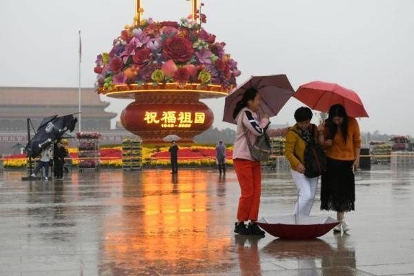  天安门广场|雨中初亮相！实拍天安门广场“大花篮”