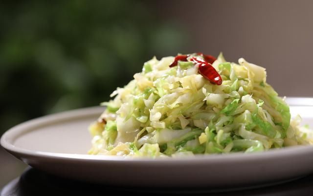 实惠|干煸圆白菜,鲜香爽口,超简单的美味家常菜,经济实惠还很好做