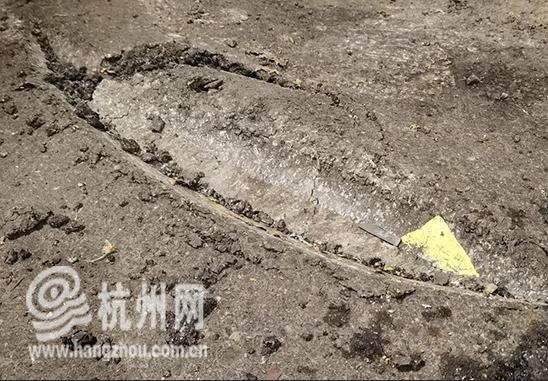  冲破|4只6吨钢卷冲破栏板砸中小车“掉落位置再往前一米 后果不敢想象”