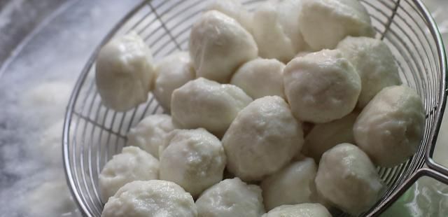 口感|教你在家做鱼丸,真材实料无添加,口感嫩滑Q弹,再也不用买着吃