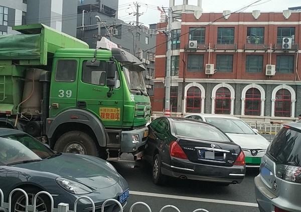  海宁路|海宁路四川北路土方车轿车连环相撞 幸无人员伤亡