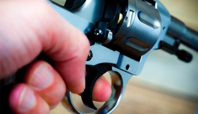 克莱顿|女子睡醒竟看见自己床上有个蒙面人，丈夫追上去就朝那人开了一枪