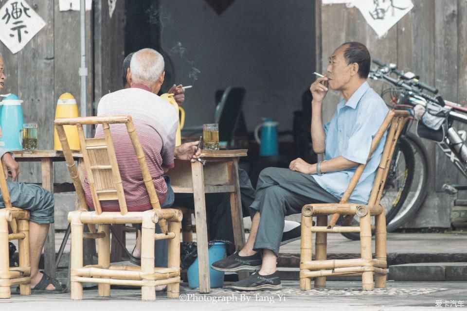 老一辈|【热搜冲顶】老一辈四川人的生活就是：吃烟，喝茶，打牌。