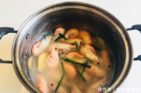 清甜|这是虾最简单的做法,用水煮2分钟就搞定,虾肉鲜嫩,味道清甜